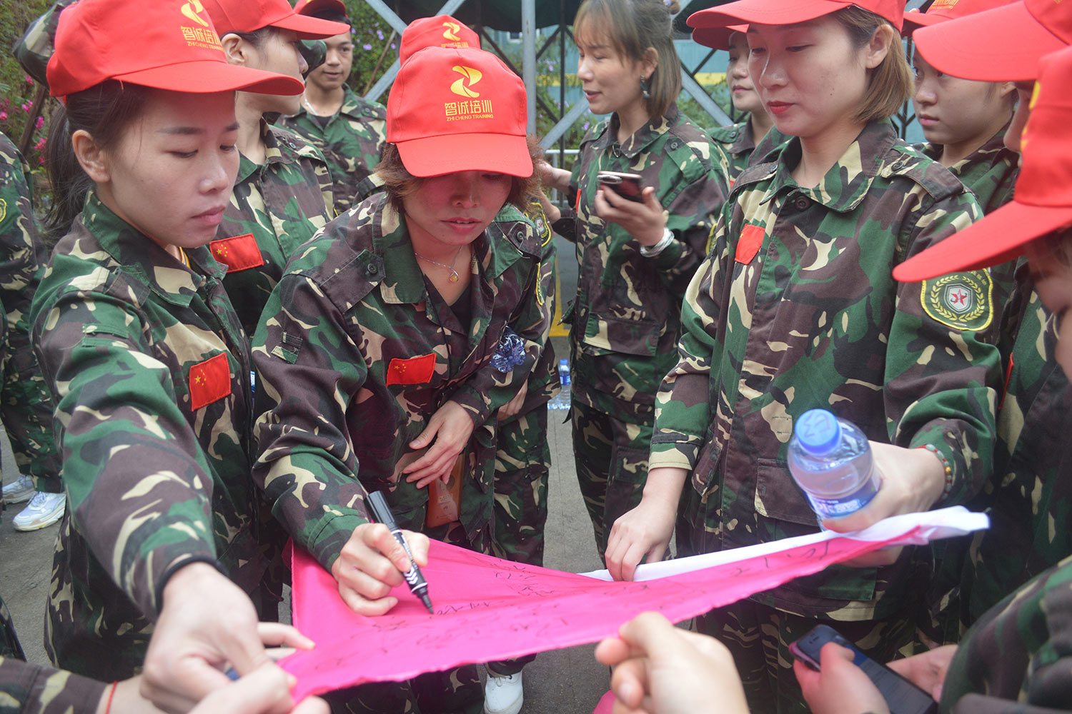 提醒：女生参加户外拓展训练的必备物品